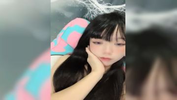 童颜美少女、稚嫩的娃娃音，小穴还是很粉的哦，大黑牛玩一下阴道就湿透了，叫声真骚！第01集