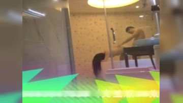 成都某健身俱乐部大屌健身教练和长发女妹子浴室湿身做爱