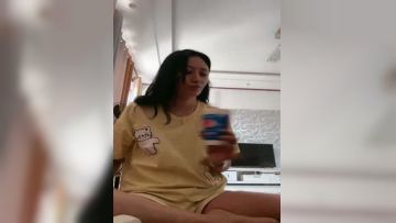 极品少妇儿子在家还偷偷的跟狼友发骚，揉着奶子玩着逼儿子突然推门进来，快他么吓死她了，把儿子赶走接着嗨第01集