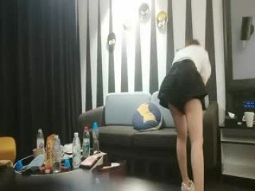 深喉口交活不错，我假装被你强奸，抬起双腿勐操还疼要哭了.
