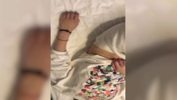 MJ迷倒01年可爱妹子跟她闺蜜玩脸翻眼玩脚，乳头粉嫩，青春胴体，高清1080P，附图21P
