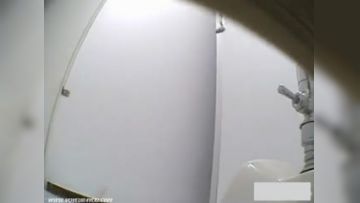 街拍测试 在卫生间偷拍美女尿尿 故意让她发现摄像头，你说她是什么反应？
