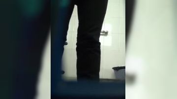 【厕所偷拍】商场厕拍 妹子来大姨妈了