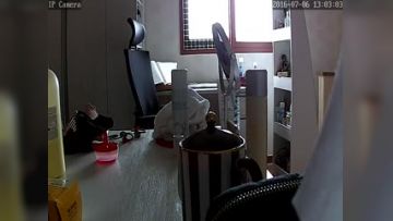 黑客破解摄像头远程遥控偷拍奶子整得很漂亮的美眉洗澡出来搽护肤品
