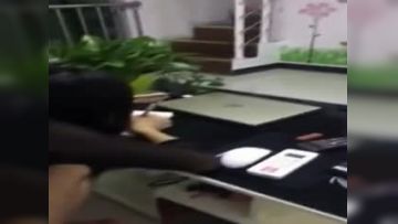 【父女乱仑】父亲看片欲火焚身 爆操睡梦中女儿
