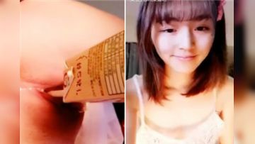 可爱萝莉萌妹给逼逼里面灌牛奶
