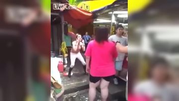 当街脱衣露乳咆哮店员全都录