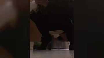 商场厕拍系列几个妹子好像发现了被偷拍又不敢确定，只敢偷偷的喵一下