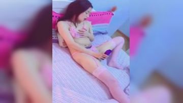【姐弟乱仑】闺房自摸难耐 勾引睡觉中的弟弟