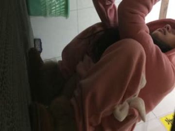 牛人潜入学院女厕偷拍到一个超可爱的粉色睡衣妹子入厕