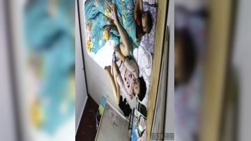 家庭网络摄像头监控TP骚妈把孩子哄睡后玩手机视频对着自己的逼和奶子给对方撸管