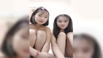 新来的女主姐妹花全程露脸激情大秀，陪狼友撩骚互动还害羞呢，姐妹花一起道具自慰逼逼浪荡呻吟，精彩别错过第01集