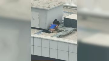 天台门事件❤️中学情侣翘课跑到商场天台啪啪解锁各种姿势几个围观吃瓜群众看得口干舌燥山东话对白第01集